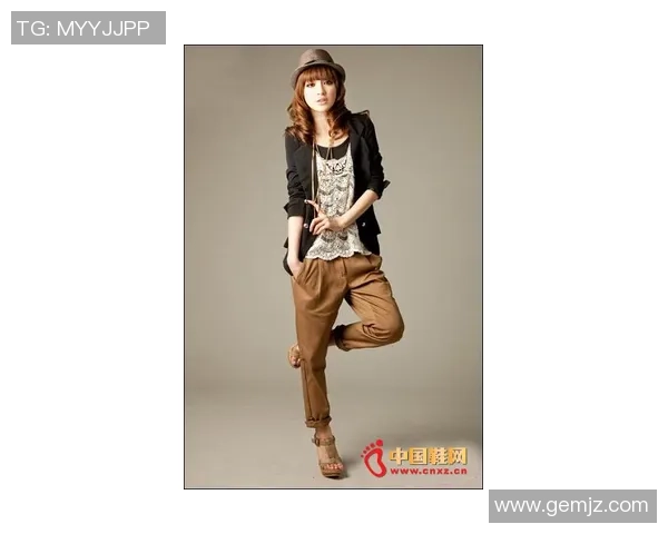 足球明星风衣时尚解析展现个性与魅力的完美结合 足球明星风衣时尚解析展现个性与魅力的完美结合